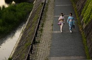 江河步行道日本和服美女图片下载