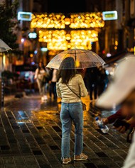 下雨天街道街景行人图片下载