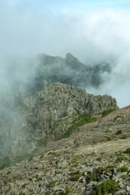 云雾缭绕岩石山脉图片大全