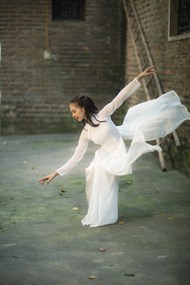 越南白色奥黛美女跳舞图片下载