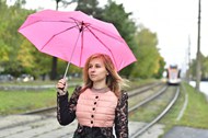 电车轨道撑雨伞的美女精美图片