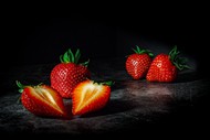鲜甜可口红色草莓高清图片