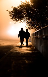夜幕中行走的情侣剪影高清图片