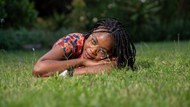 非洲黑人美女草地摄影高清图片