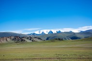 蒙古草原雪山风景高清图片