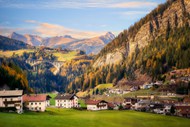 秋季阿尔卑斯山小村庄图片下载