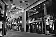 城市商业街店铺黑白写真图片