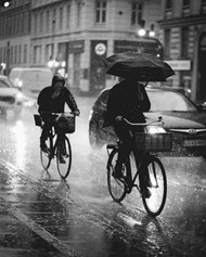 下雨天黑白街景高清图片