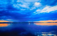 蓝色天空卷积云湖泊风景图片下载