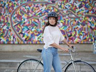 戴头盔推着自行车的美女精美图片