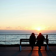 黄昏海边浪漫情侣看日出精美图片