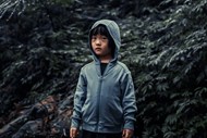 森林小男孩摄影精美图片
