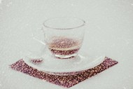 玻璃咖啡杯和咖啡豆高清图片