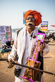 印度老人街头表演乐器精美图片