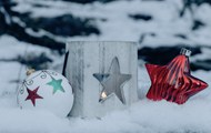 圣诞节雪地彩球装饰物图片下载
