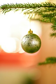 圣诞节绿色冷杉圣诞球高清图片
