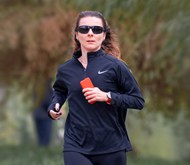中年女人户外跑步锻炼高清图片
