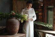 越南白色奥黛裙美女高清图片
