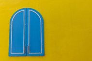 蓝色窗户黄色墙壁高清图片