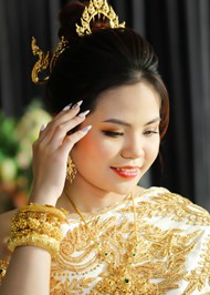 亚洲传统服饰佩戴金饰美女精美图片