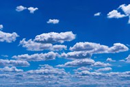 蔚蓝色天空白色卷积云图片下载