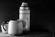 老式搪瓷水壶暖水瓶高清图片