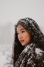 冬季雪天美女摄影高清图片