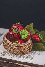 桌上一盆红色草莓图片下载
