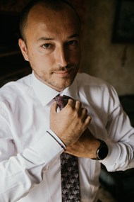 整理领带的衬衫帅哥精美图片