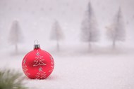 圣诞节雪地彩球背景图片下载