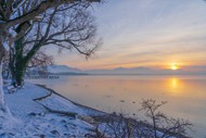冬季湖边雪地日出风景图片大全