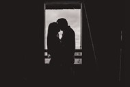 黑白艺术风情侣接吻精美图片