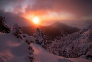 冬日雪山日出风景高清图片