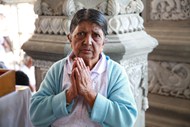 印度老人双手合十祈福精美图片