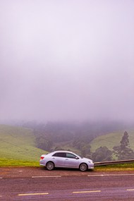 山野雾气朦胧白色汽车图片大全