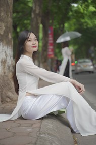 越南花季少女白色奥黛美女高清图片