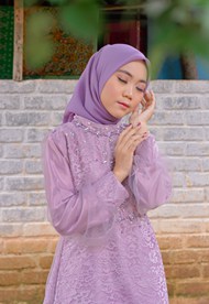 紫色裙装穆斯林美女摄影图片