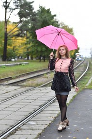 铁道公园撑伞的黑丝袜美女图片大全