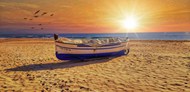 黄昏海滩木船夕阳精美图片
