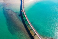 蓝色大海跨海大桥高清图片