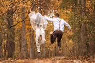 秋季树林情侣婚纱写真高清图片