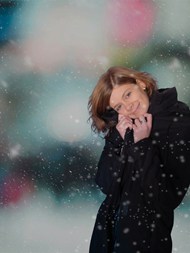 冬季美女站在雪中拍照图片大全