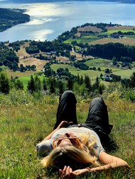 户外美女躺在山坡上晒太阳精美图片