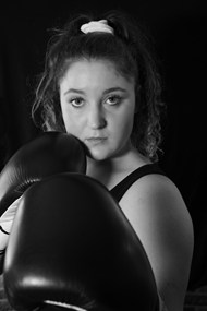 拳击手美女黑白肖像高清图片