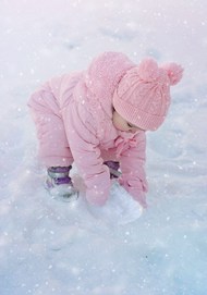冬天雪地萌娃打雪仗图片下载