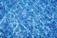 游泳池马赛克瓷砖池水纹理图片