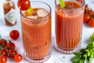 两杯鲜榨番茄果汁图片下载