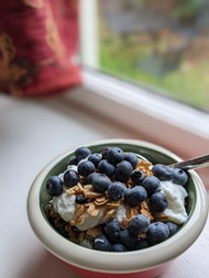 蓝莓酸奶麦片早餐图片下载