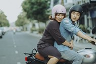 街拍摩托车情侣精美图片