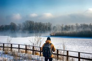 冬日一个人远足旅行图片下载